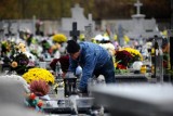 Na jasielskich cmentarzach duży ruch. Mieszkańcy porządkują groby bliskich [ZDJĘCIA]