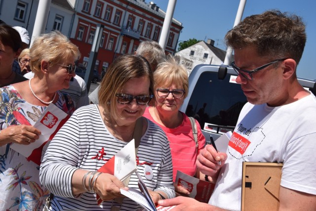 Sędzia Igor Tuleya w Zduńskiej Woli. Tour de Konstytucja na placu Wolności