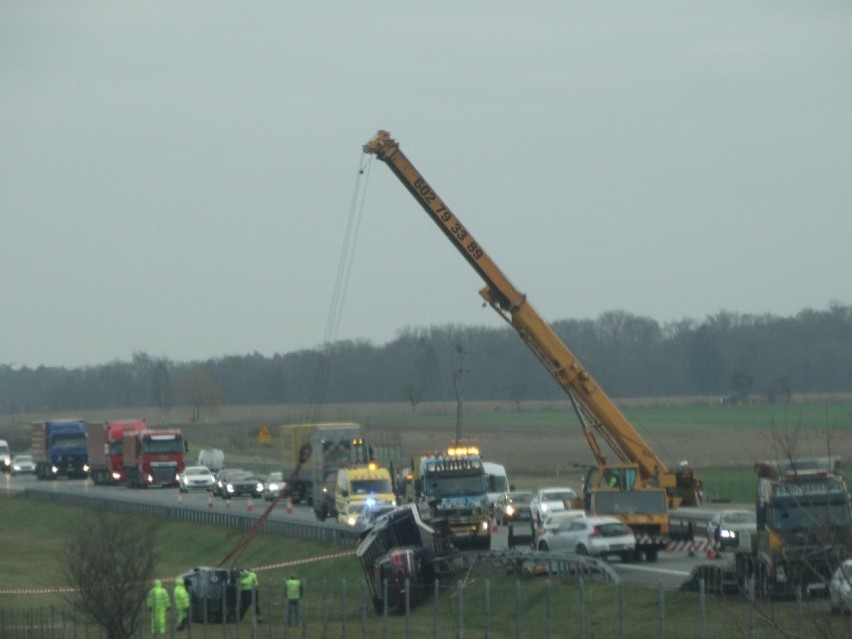 Autostrada A2: Wypadek lawety z dwoma Bentleyami Bentayga!