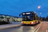 Wszystkich Świętych 2022. W Warszawie specjalna komunikacja. Autobusy i tramwaje dowiozą na cmentarze 
