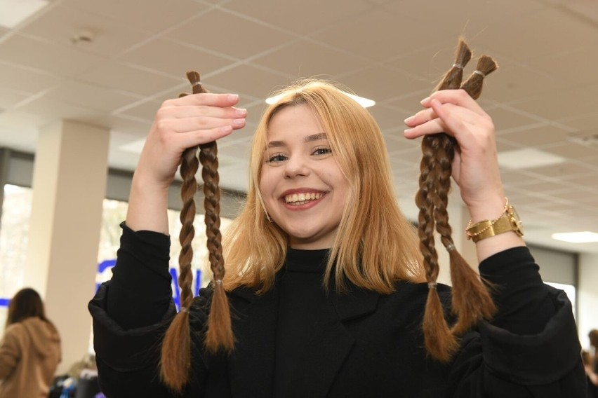 Studenci Politechniki Krakowskiej na pomoc. Najpierw ścinali włosy, teraz rejestrują dawców szpiku