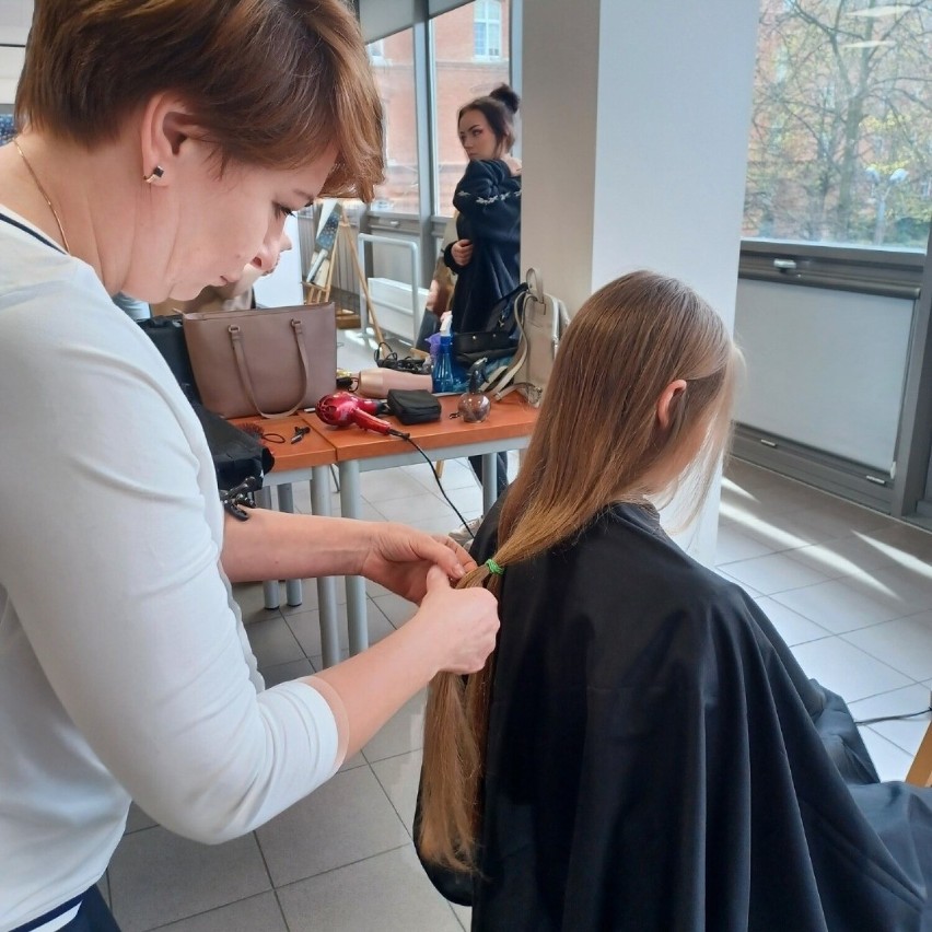 Studenci Politechniki Krakowskiej na pomoc. Najpierw ścinali włosy, teraz rejestrują dawców szpiku