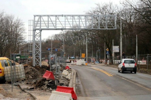 Zawiśnie na niej tablica, przedstawiająca informacje zmiennej treści