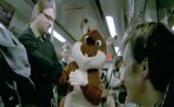 Szalona wiewiórka rozdawała pieniądze w metrze za zakręcenie wody w kranie (WIDEO)