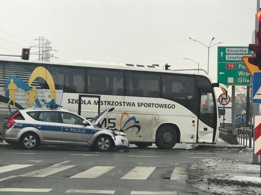 Katowice: Wypadek na DTŚ. Autokar zderzył się radiowozem, ranni policjanci [ZDJĘCIA]