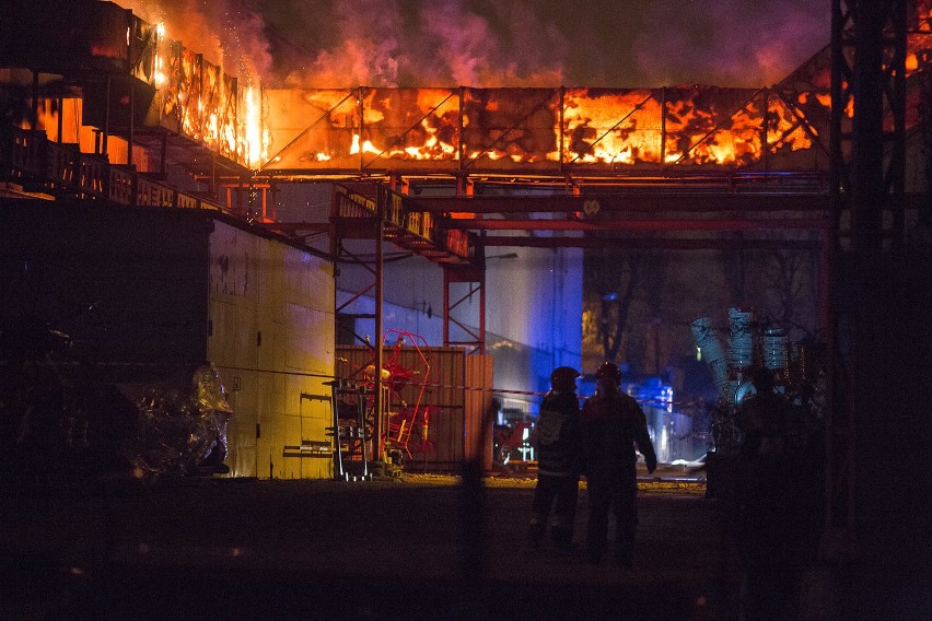 Potężny pożar w fabryce Famarol w Słupsku