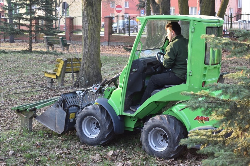 Sprzątanie od dawna zaniedbanego terenu przy szpitalu w...