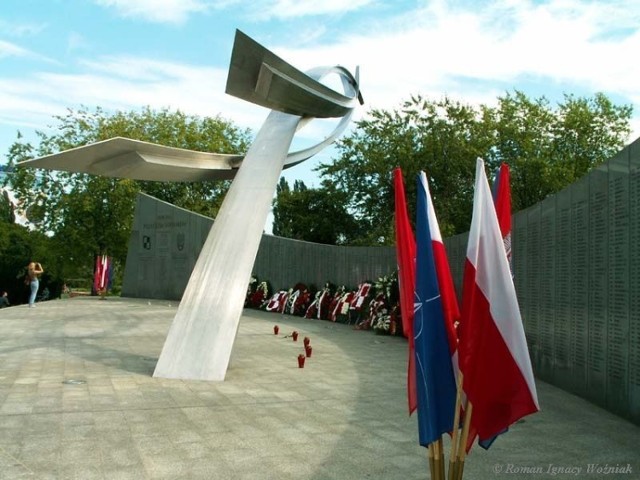 Wieńce pod tablicą z nazwiskami na pomniku Poległych Lotnik&oacute;w Polskich w II wojnie światowej.