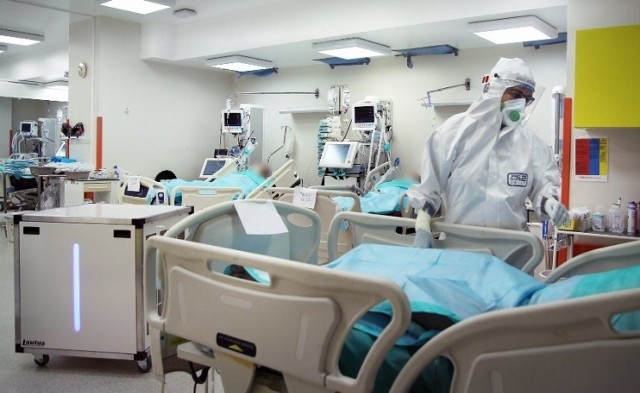 W 2021 roku było o około 1,5 tysiąca więcej pacjentów hospitalizowanych z powodu COVID 19  w szpitalu w Grudziądzu w porównaniu do 2020 roku.