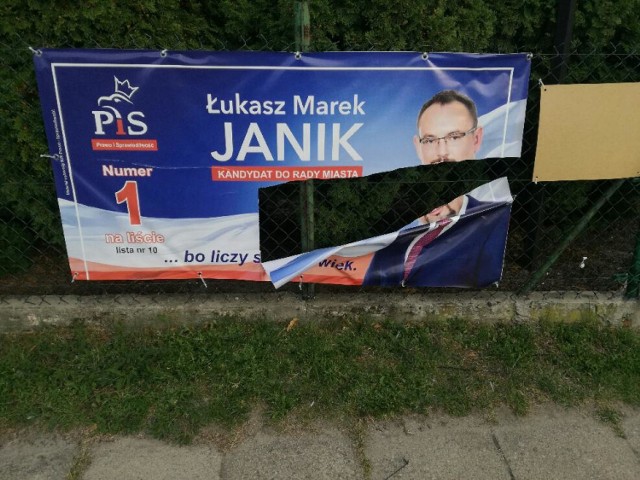 Nieznani sprawcy lub sprawca zniszczył i uszkodził banery Łukasza Janika, radnego i kandydata do rady miasta w Piotrkowie