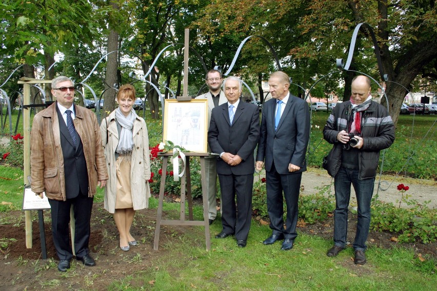 Studenci Uniwersytetu Trzeciego Wieku w Wejherowie na inaugurację roku zasadzili dwa drzewa