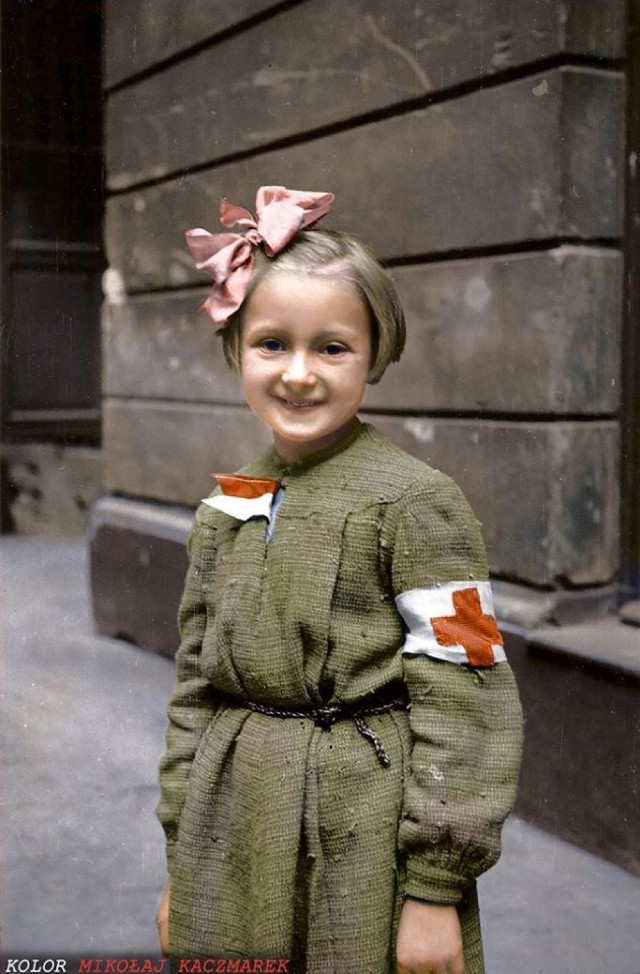 Na zdjęciu Różyczka Goździewska, najmłodsza sanitariuszka Powstania Warszawskiego - miała wtedy 8 lat. Zdjęcie zrobiono przy szpitalu polowym, ul. Moniuszki 11.
