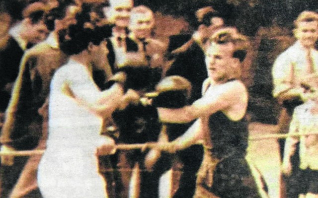 Walka z okazji święta 1 maja (rok nieznany). Z lewej Judo Arwal, z prawej Antoni Zakoński, pod opieką trenera Jana Leśnego
