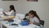 Najmłodsi uczyli się podstaw szycia i projektowania - kreatywne wakacje w Debrznie [WIDEO]