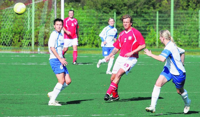 Piłkarki Unii Racibórz miały okazję zagrać w Chorzowie przeciwko znanym artystom