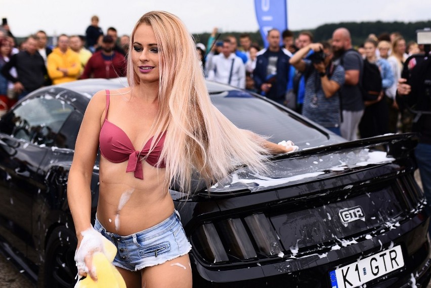 Moto Show Katowice 2020. Szybkie samochody, piękne kobiety, wyścigi, konkursy - czyli święto miłośników motoryzacji na Muchowcu [ZDJĘCIA]