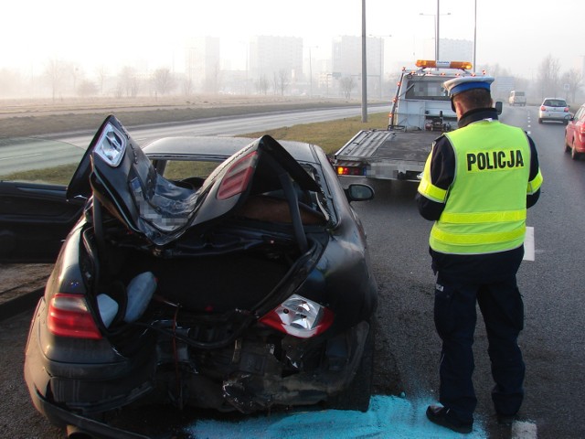 Wypadek w Toruniu. Mercedes uderzył w słup. Dwie osoby trafiły do szpitala