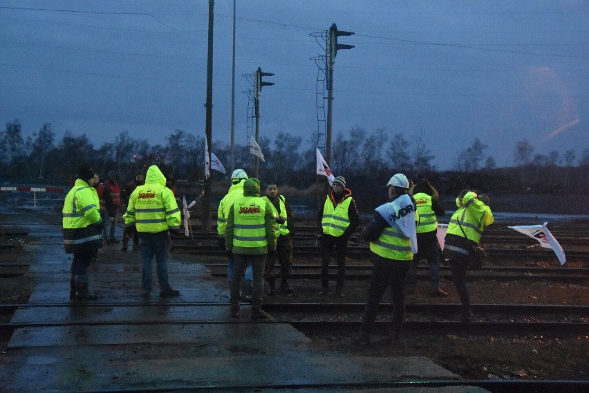 W blokadzie torów pod kopalnią Jankowice w Rybniku bierze...