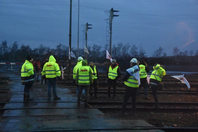 W blokadzie torów pod kopalnią Jankowice w Rybniku bierze udział kilkunastu związkowców.