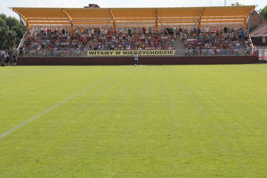 Burza nad stadionem miejskim i niezwykłe zachowanie międzychodzkich kibiców