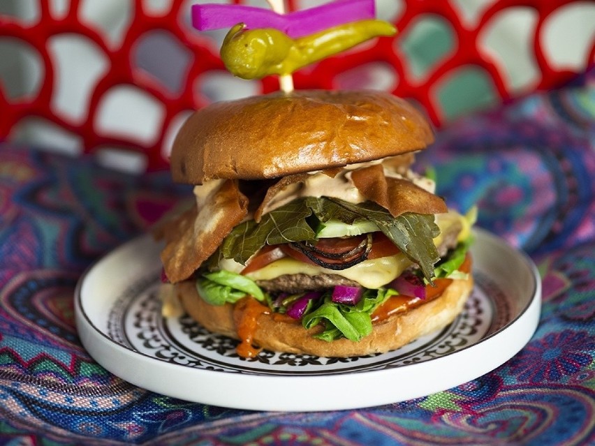 Hamra: Habibi Burger z wołowiną, sosem tysiąca wysp, sałatą...