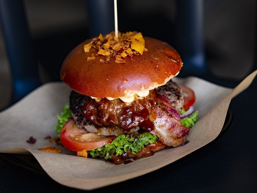 Pittu Pittu: Burger z wołowiną, mięsem z żeberek w glazurze...