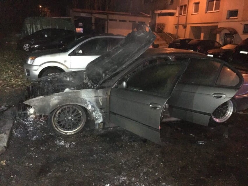 W Choszcznie spalił się samochód marki BMW. Stojący obok ford focus został uszkodzony