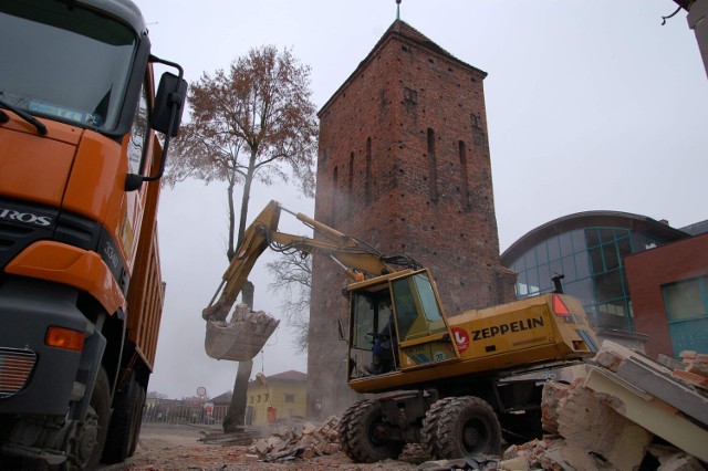 Rok 2007, wyburzanie zaplecza muzeum przy wieży św. Mikołaja w Szczecinku