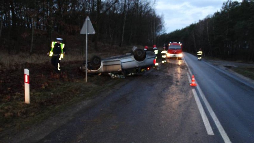 Z drogi wypadła osobowa Skoda, która wjechała na skarpę i...