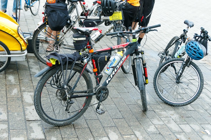 Lipcowa Masa Krytyczna. Rowerzyści pokonali 19 km przez Centrum, Ochotę i Mokotów [ZDJĘCIA]