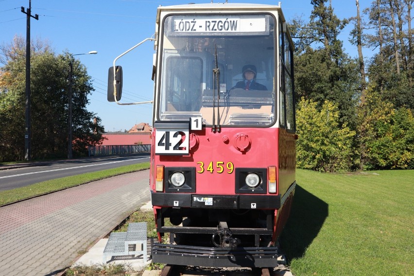 Migawka z 1985 roku i pocztówka dołączyły do zbiorów dokumentów, fotografii, biletów