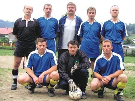 Tadeusz Piętka (pierwszy z lewej w dolnym rzędzie) gra w Ujsołach. Na zdjęciu z kolegami z amatorskiej drużyny Kotrysi. zdjęcia: Tomasz Wolff