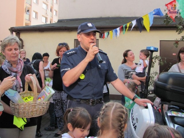 Policjanci z Lęborka opowiadali dzieciom o bezpiecznym podróżowaniu
