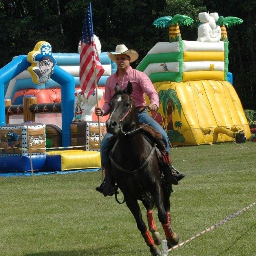 Jeździec rodeo z Oświęcimia. Szymon Wierzchosławski ma bogatą kolekcję tytułów mistrzów Europy i Polski w ujeżdżaniu koni i byków [GALERIA]