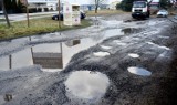 Dziury, kałuże i problem z dojazdem do domu. Mieszkańcy Wodnej w Płotach mają dość. - Ulica wygląda jak pobojowisko! - denerwują się