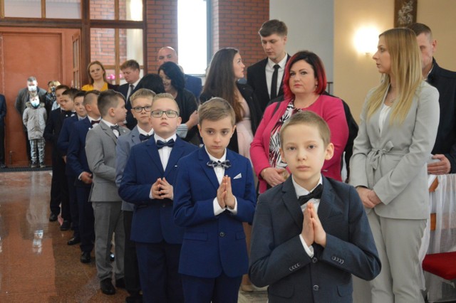 Uroczystość Pierwszej Komunii Świętej w Parafii Zesłania Ducha Świętego na osiedlu Przytorze w Bełchatowie.