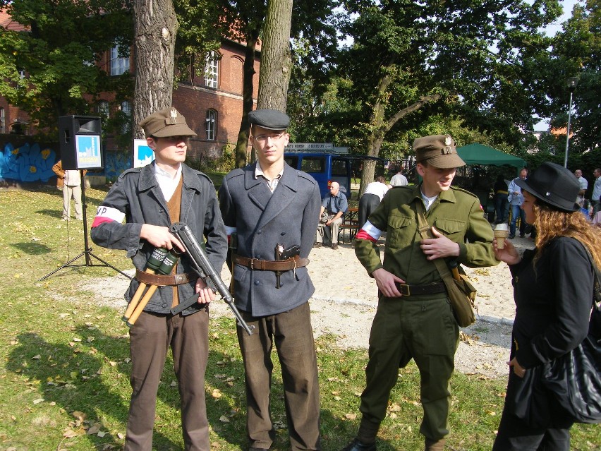 PLESZEW - Wojsko powróciło do Pleszewa - piknik historyczny -  znajdź się na zdjęciu!