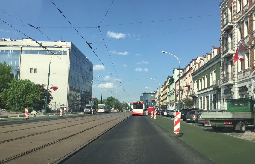 Ulica 3 Maja Sosnowiec. Jest zielony asfalt i flagi Zagłębia Dąbrowskiego