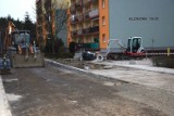 W Żaganiu trwa remont ul. Sosnowej. Po naszej interwencji nie ma już słupów na środku chodnika!