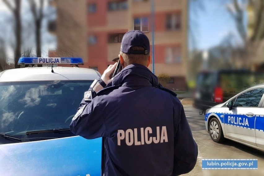 Koronawirus. Policja i wojsko sprawdzają osoby na...