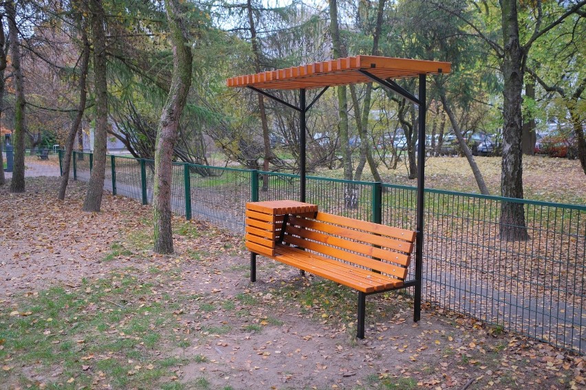 Ławki dla matek z dziećmi stanęły w trzech parkach na Żoliborzu 