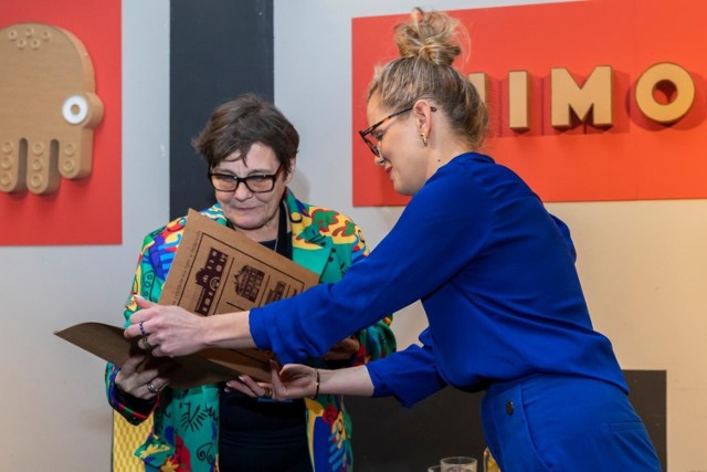 Od 2014 roku nasz Festiwal przyznaje Nagrodę za Szczególne Osiągnięcia w Dziedzinie Dubbingu. W tym roku nagroda ta trafiła w ręce Miriam Aleksandrowicz (na zdjęciu z lewej).