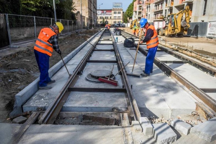 O rozjeżdżających się torach na ulicy Zwierzynieckiej...