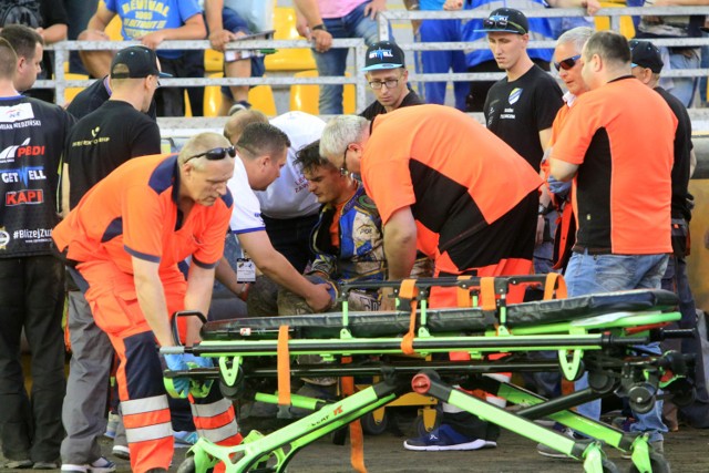 Po niezwykle zaciętym i emocjonującym meczu Ekantor.pl Falubaz Zielona Góra pokonał na wyjeździe Get Well Toruń 46:44. O tym zwycięstwie „Myszy” zadecydował ostatni bieg. Od samego początku mecz elektryzował nie tylko kibiców ale i zawodników. W trakcie zawodów doszło do kilku niebezpiecznych sytuacji. Do najgroźniejszej doszło w 14. biegu pomiędzy Adrianem Miedzińskim a Jasonem Doylem. „Miedziak” na chwilę stracił przytomności i opuścił tor w karetce. Został wykluczony z powtórki. Natomiast Australijczyk był niezdolny do jazdy w powtórce, uskarżając się na ból prawej stopy. Noc spędził w szpitalu, a w poniedziałek rano ma się udać do Zielonej Góry na wizytę do klubowego lekarza Falubazu Roberta Zapotocznego. 

Zobacz też: Zdzisław Tymczyszyn w sprawie pomnika Andrzeja Huszczy
