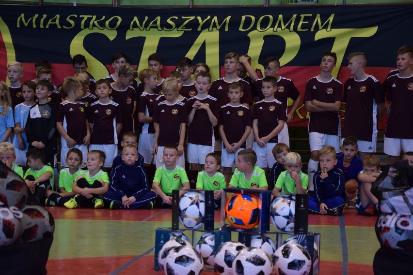 Młodzi piłkarze Startu Miastko zaprezentowali sprzęt kupiony w ramach Budżetu Obywatelskiego (FOTO)