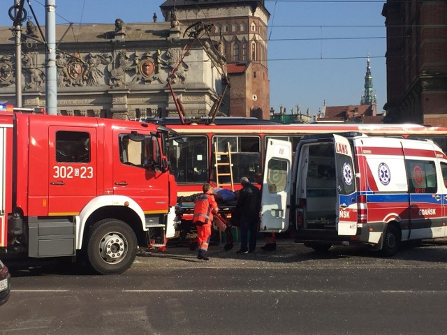 Zderzenie autokaru z tramwajem w Gdańsku.