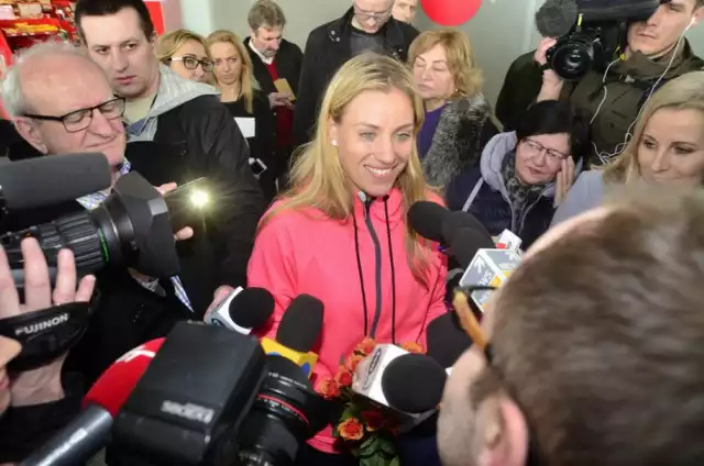 Po ogromnym sukcesie w australijskim turnieju Australian Open 2016, Angelique Kerber wreszcie przyleciała do Poznania. Na poznańskim lotnisku Ławica oczekiwali na nią babcia, dziadek oraz całą rzesza fanów tenisa.