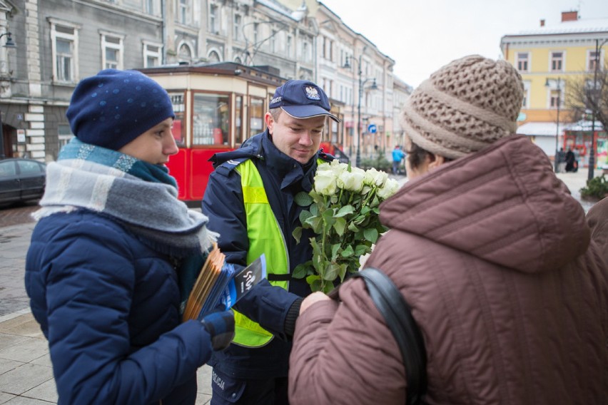 Biała Wstążka 2016. Policjanci rozdawali kwiaty na ulicach Tarnowa [ZDJĘCIA]