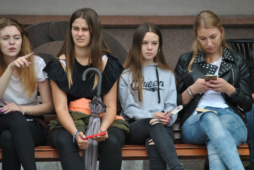 Uczniowie wolsztyńskiego liceum na rynku czytali książki