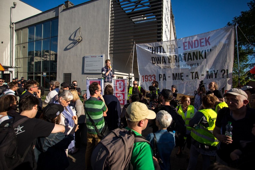 Protest przed Teatrem Powszechnym. Manifestanci odpalili...